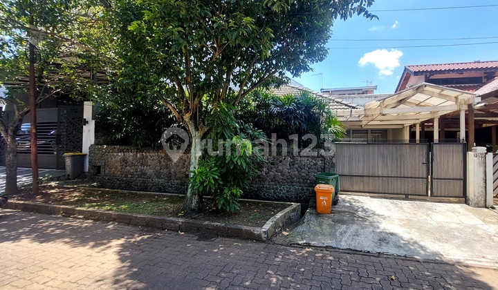 Old 1-Story House in Lebak Lestari Indah, Lebak Bulus. Close to Tb Simatupang Road.