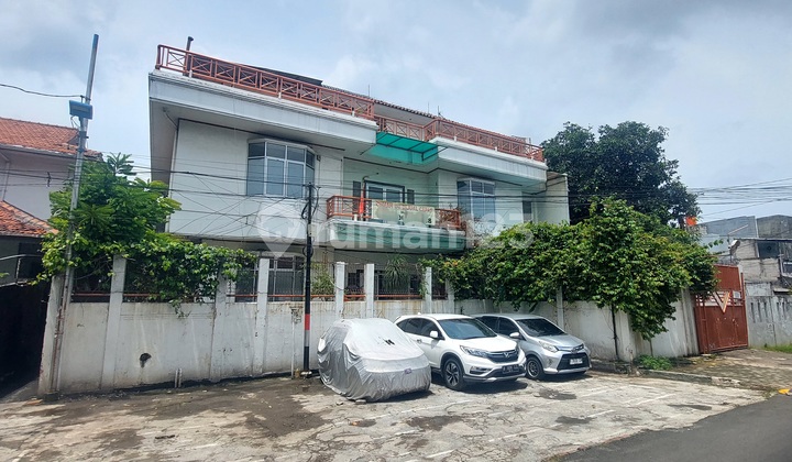 Affordable 3-Story House on Jalan Tanah Manisan, Cipinang Cempedak. Close to Jalan Otista. 1