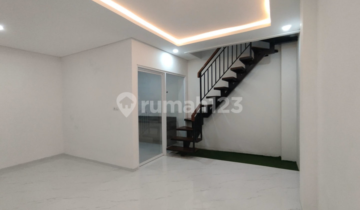 2-Story House Fully Renovated Facing Park 4+1 Bedrooms 3+1 Bathrooms in Graha Raya Serpong 2-Story House Fully Renovated Facing Park 4+1 Bedrooms 3+1 Bathrooms in Graha Raya Serpong