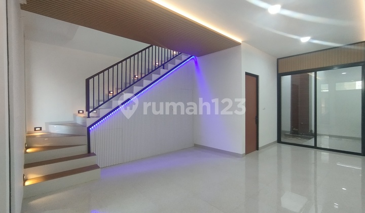 Rumah Brandnew Concept Luxuvry-Comfortabel 4+1 Kamar Lokasi di Jln Boulevard Cluster Graha Bintaro Serpong 2