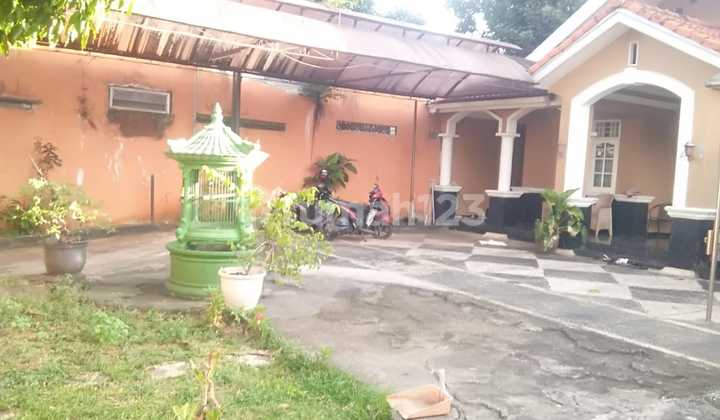 Rumah Kokoh,Parkir Luas,Kamar Banyak,Semi Furnish,Dekat Stasiun 2