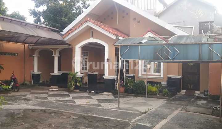 Rumah Kokoh,Parkir Luas,Kamar Banyak,Semi Furnish,Dekat Stasiun