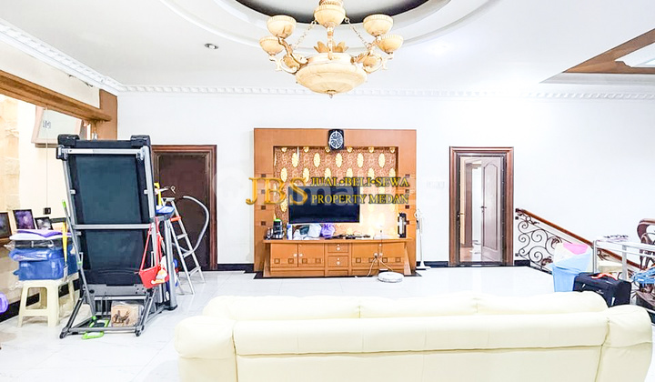 Dijual Villa Komplek Grand Polonia (Row Boulevard) Jl. Perhubungan Udara Dijual Villa Komplek Grand Polonia (Row Boulevard) Jl. Perhubungan Udara