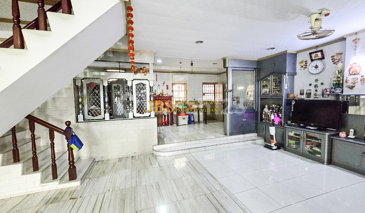 For Sale 2.5-Story Shop House Ready for Occupancy Pekan Baru Street For Sale 2.5-Story Shop House Ready for Occupancy Pekan Baru Street