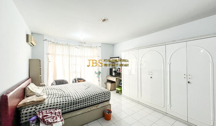 Dijual Rumah 2,5 Tingkat Kondisi Siap Huni Komplek Taman Polonia 1 2