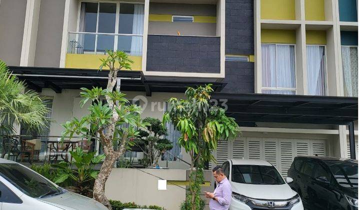 Rumah Mewah Tepi Danau Siap Huni di Cluster Mozart 1