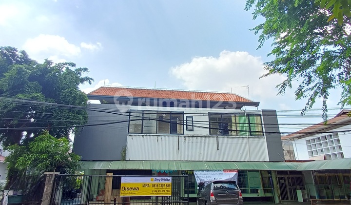 Disewa Rumah 2 Lantai Posisi Hook, Hadap Selatan-Barat Siap Pakai di Rawamangun