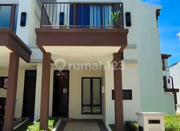 Ready-to-occupy 3-story house with 3 bedrooms, wide row road, Lavon 3, Tangerang.