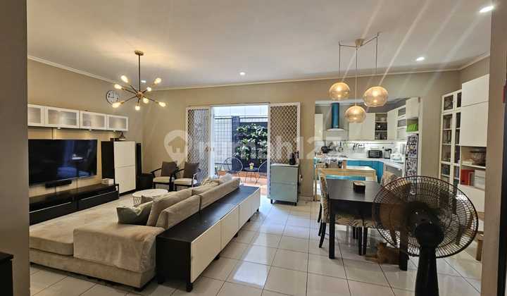 Rumah 2 Lantai Full Furnished Strategis Dekat Sekolah Sevilla Bsd