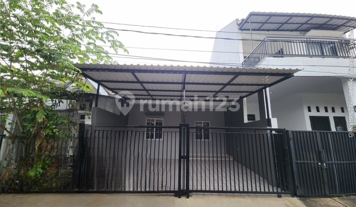 Ready-to-Live Renovated House Super Strategic Location Near Toll Road Near Modern Market Near Nusaloka BSD School. Ready-to-Live Renovated House Super Strategic Location Near Toll Road Near Modern Market Near Nusaloka BSD School.