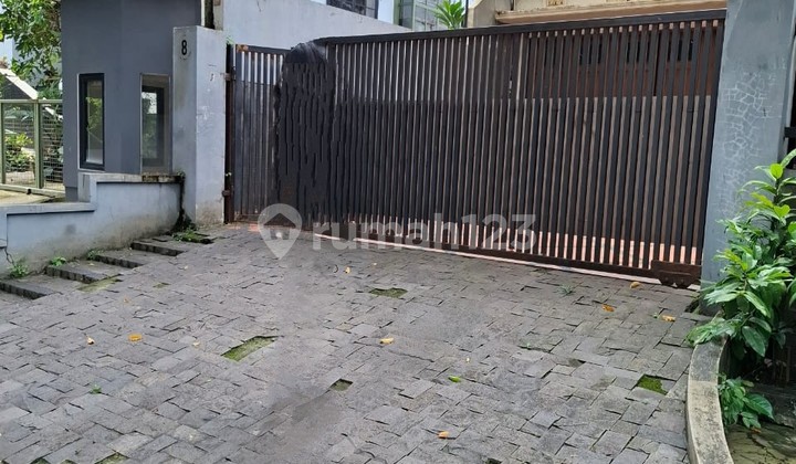 Rumah Strategis Dekat Pusat Perbelanjaan Blok M Jakarta Selatan