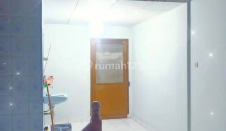 Rumah 3 lantai tengah kota 