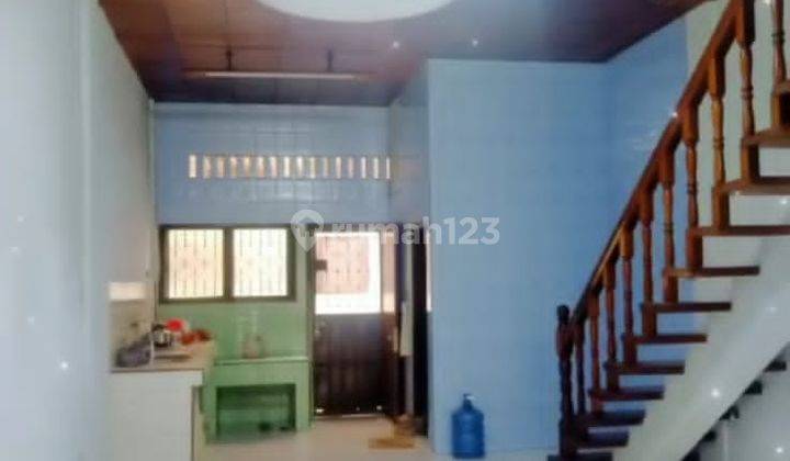 Rumah 3 lantai tengah kota 