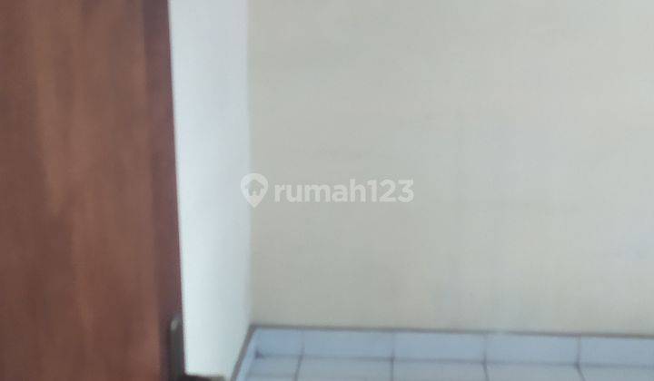 Rumah 3 lantai tengah kota 