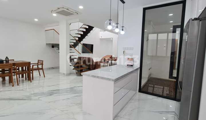 Dijual Rmh Mewah di Pik Lt 300m2 Full Furnish Jrg Ada 4+1 Kt Ada Pool