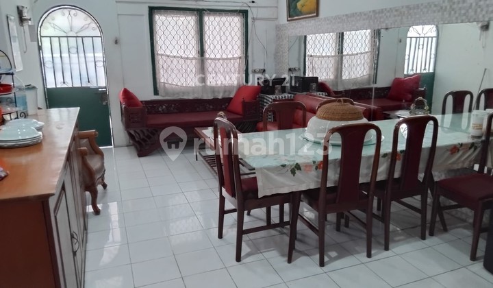 Dijual Rumah Strategis Harga Menarik di Kemanggisan Utama