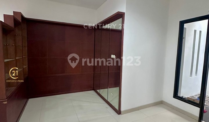 For Sale: Nice Strategic 2-Story House in Jombang Ciputat 2