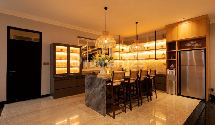 Modern 3-story villa in Karang Mas Jimbaran, 4 bedrooms, area 360m²