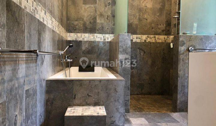 Luxury Villa di Merthanadi , Kerobokan , Badung One Gate
