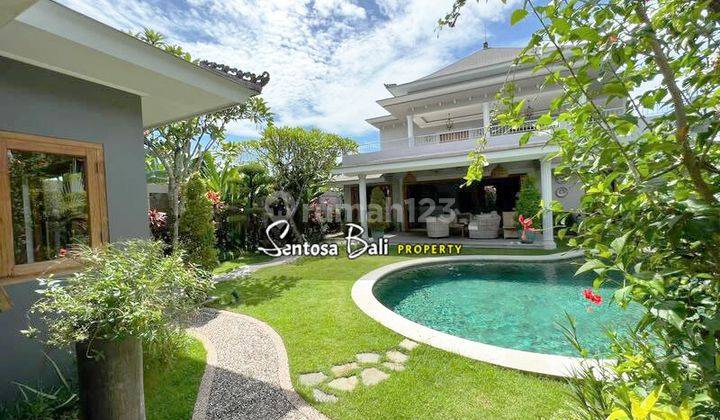 Luxury Villa di Merthanadi , Kerobokan , Badung One Gate