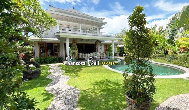 Luxury Villa di Merthanadi , Kerobokan , Badung One Gate