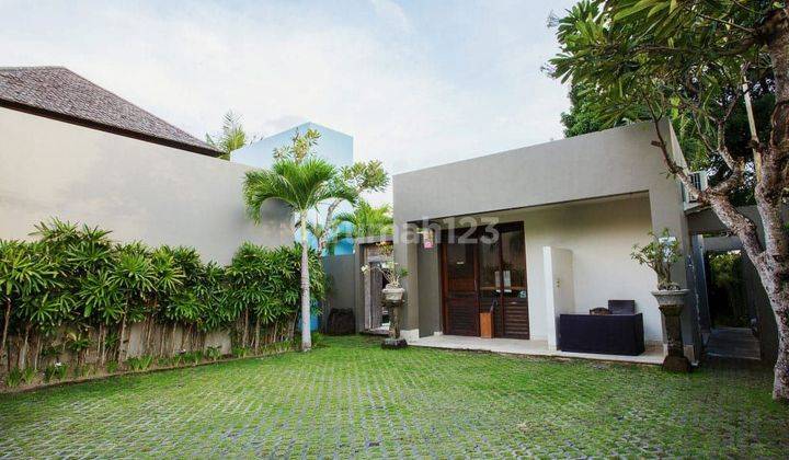 Stunning 5 Bedrooms Villa In Batu Belig Kerobokan Near The Beach  2