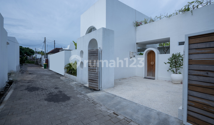Brand New 3 bedrooms Villa 300m² - Mediteranian design - Ungasan