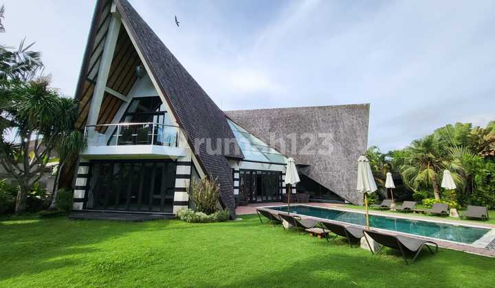 stunning freehold villa nestled in the vibrant heart of Padonan. 