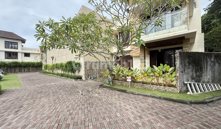 Villa in Jimbaran Cluster Area 3 Bedrooms 281M2