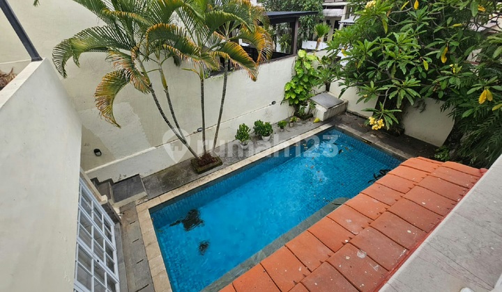 House in Semer Kerobokan 4 Bedrooms 288M2 2