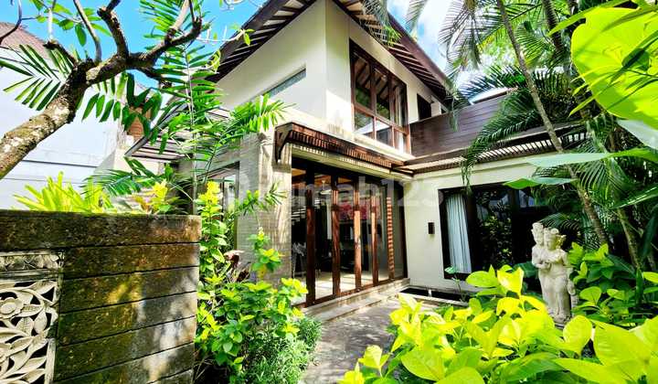 2 bedrooms Villa 245m² dekat Pantai Seminyak 2