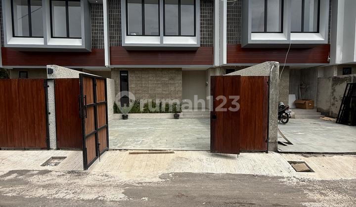 Exlusive 9 Unit Rumah Modern Tropical 4 Bedrooms 2