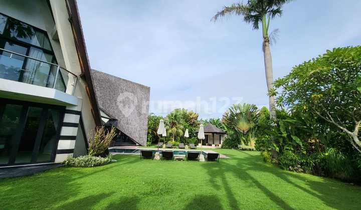 stunning freehold villa nestled in the vibrant heart of Padonan.  2