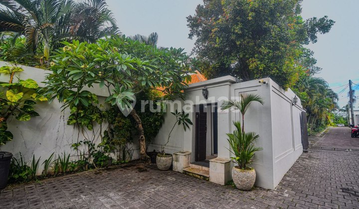 Villa di Umalas Kerobokan 3 bedrooms 300m2 2