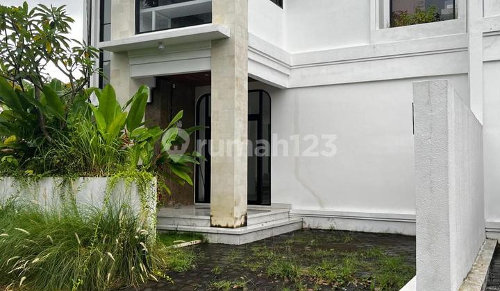 Modern Villa 3 Bedrooms Royal Garden Taman Giri 3 Bedrooms 177M² 2