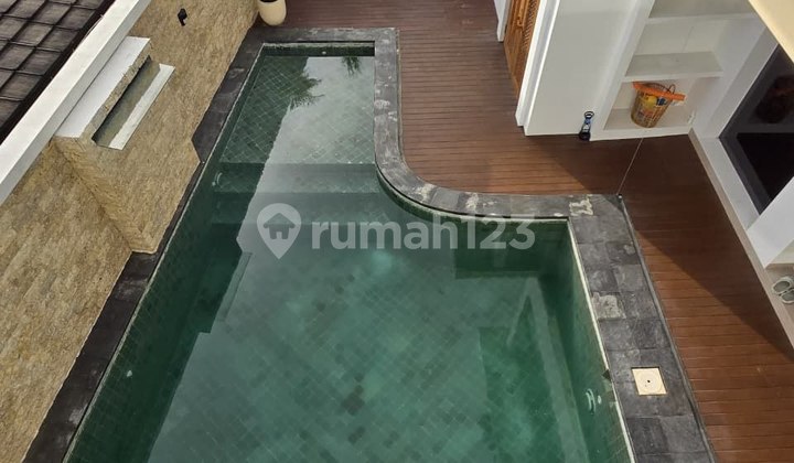 Semi-villa luxury 3-story house in the Elite Pecatu area, 4BR, 201m2 area. 2