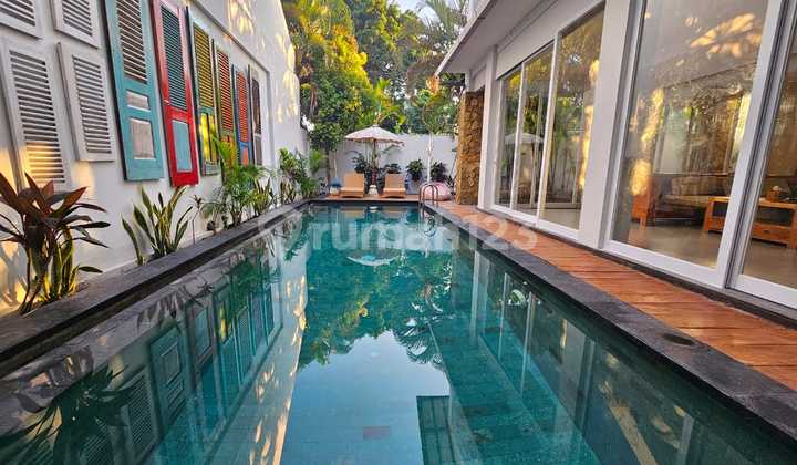 Villa 3 Bedrooms 281m² in Umalas Kerobokan 