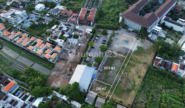 Tanah kavling di Seminyak - Lingkungan villa dan Hotel 2