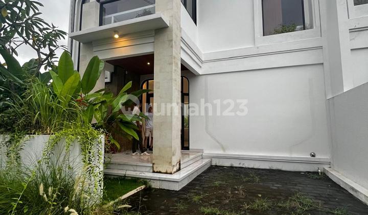 Modern Villa 3 Bedrooms Royal Garden Taman Giri 3 Bedrooms 177M²