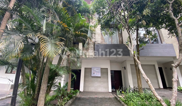 Rumah Modern Minimalis 3 Lantai Di Ciumbuleuit, Full Furnished Rumah Modern Minimalis 3 Lantai Di Ciumbuleuit, Full Furnished