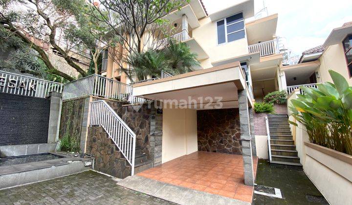 Rumah Mewah Semi Villa di Cipedes, Sukajadi, Ada Kolam Renang 1