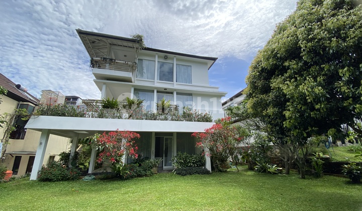 Rumah Lux 3 Lantai Furnished, Halaman Luas, View Bagus di Dago Rumah Lux 3 Lantai Furnished, Halaman Luas, View Bagus di Dago