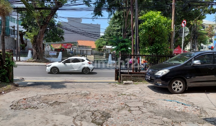 Strategic Shop House in Tanah Abang, In Front of Paspampres, For Sale Cheap and Fast. 2