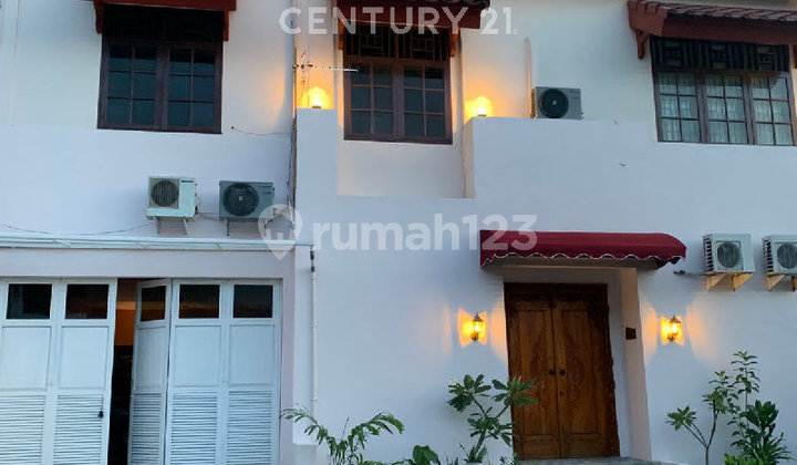 Rumah Hook Tiga Lantai Plus Swimming Pool Cipinang Indah