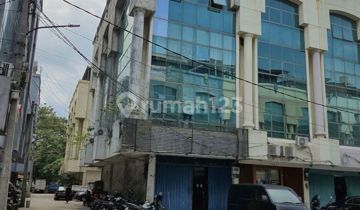 4-story shophouse at Royal Sunter, South Danau Sunter Street. 4-story shophouse at Royal Sunter, South Danau Sunter Street.