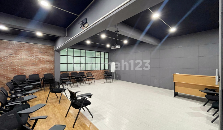 4-Story Commercial Building on Sumatera Street, Furnished, Ready to Use.