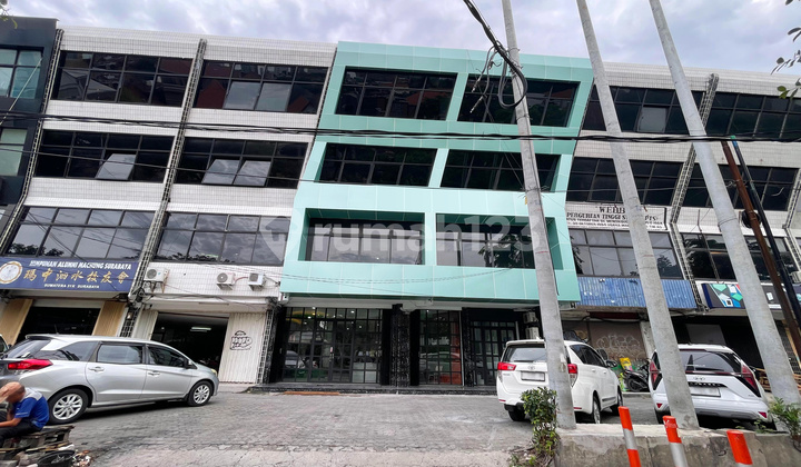 4-Story Commercial Building on Sumatera Street, Furnished, Ready to Use.
