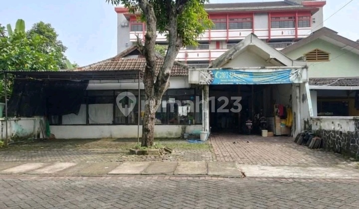 Rumah di Komplek Kampus Unesa Ketintang
