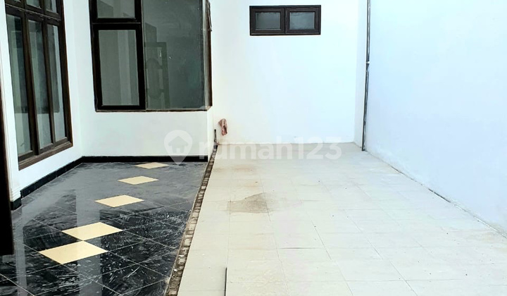 Disewakan Rumah Citraland Luas 200m Kamar 3 Dekat Pakuwon Mall 2