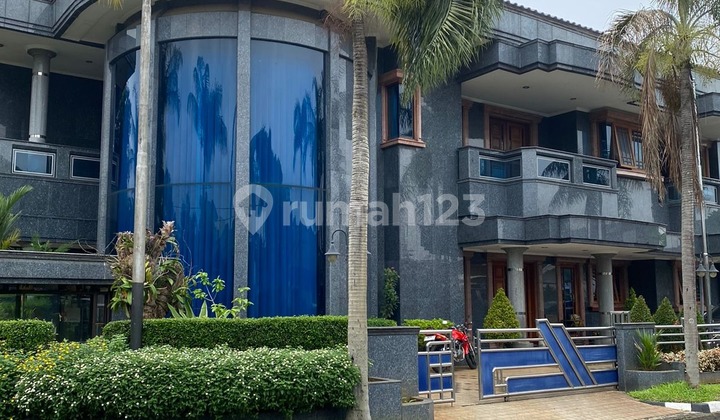 Two-story hook house in Tanjung Barat, South Jakarta. Two-story hook house in Tanjung Barat, South Jakarta.